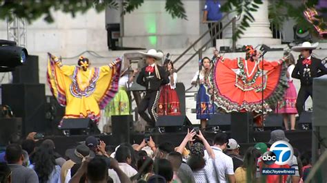 Le Festival Grito de la Patria: Un Événement Vibrant qui célébre l'Indépendance du Mexique avec des Lanternes Rouges et de la Musique Traditionnelle