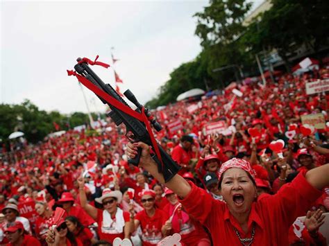 La Nuit Rouge Éclatante: Une Analyse de l'Impact du Red Shirt Movement en Thaïlande avec Sudarat Keyuraphan