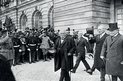  Le Traité de Versailles: Un Hymne à la Paix Fragile et aux Tensions Endémiques